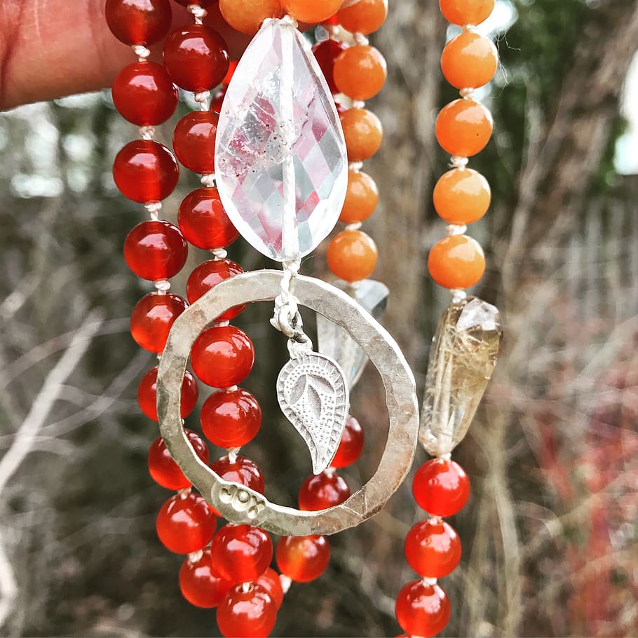 mala, concentrarsi sulle conoscenze acquisite, avvicinamento, sospeso, detenzione, mano umana, frutta, mano, giorno, rosso, decorazione, celebrazione, parte del corpo umano, gioielli, vacanza, decorazione natalizia, una persona, cibo, Natale, all'aperto, ornamento di Natale, 2K
