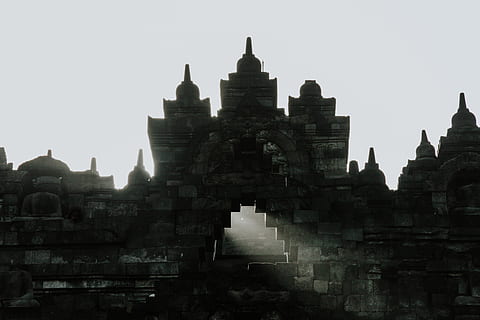 edificio grigio, architettura, costruzione, tempio, cittadina, città, metropoli, urbano, Indonesia, Borobudur, santuario, culto, silhouette, scala, luce, pagoda, cupola, bunker, Torre, campanile, guglia, struttura costruita, esterno dell'edificio, cielo, luogo di culto, storia, credenza, il passato, religione, spiritualità, viaggio, antico, turismo, destinazioni di viaggio, cielo sereno, natura, nessuno, antica civiltà, all'aperto, archeologia, rovinato, 2K, CC0, dominio pubblico, privo di copyright
