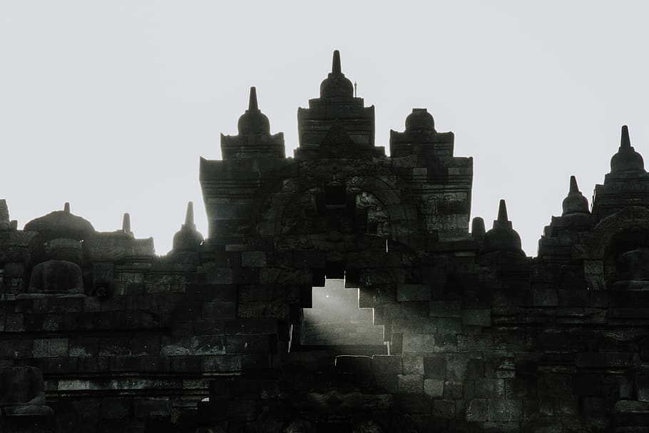 edifici gris, arquitectura, edifici, temple, ciutat, metròpolis, urbà, indonèsia, borobudur, santuari, adoració, silueta, escala, llum, pagoda, cúpula, bunker, torre, campanar, fletxa, estructura construïda, exterior de l'edifici, cel, lloc de culte, història, creença, el passat, religió, espiritualitat, viatjar, antic, turisme, destinacions de viatge, cel clar, naturalesa, cap gent, civilització antiga, a l'aire lliure, arqueologia, arruïnat, 2K