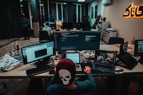asmuo, kuris naudoja nešiojamus kompiuterius, technologijos, kompiuteris, lentelė, baldai, stalas, patalpose, vyrai, darbo, profesija, kompiuterinė įranga, žmonių, nešiojamas kompiuteris, Kompiuterio monitorius, suaugusiųjų, belaidžio ryšio technologija, atsitiktinių žmonių, realūs žmonės, komunikacijos, apšvietimo įranga, naudojant nešiojamąjį kompiuterį, dizaino profesionalas, elektros lemputė, 5K, CC0, Viešasis domenas, nemokamai