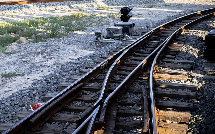 ferrocarril, ferro, tren, vell, acer, viatjar, rail, metall, locomotora, transport, transport per ferrocarril, pista, vies del ferrocarril, manera de transport, vista d’angle alt, dia, transport públic, tren - vehicle, cap gent, naturalesa, moviment, a l'aire lliure, connexió, arquitectura, corbata de ferrocarril, vehicle terrestre, 5K