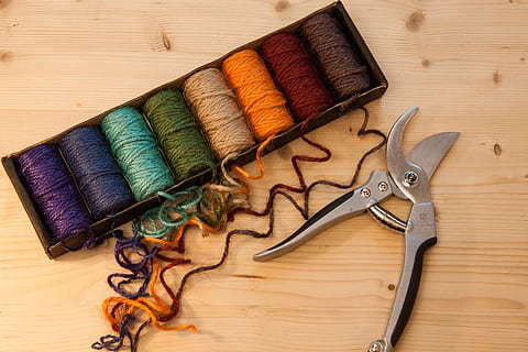 farbig, Fäden, Zange, Objekt, Cutter, Metall, Faden, drinnen, Stillleben, Schere, Textil-, Holz - Material, Kunst und Handwerk, Tabelle, Nähen, Arbeitsgerät, Spule, Nähartikel, Wahl, Variation, Ausrüstung, mehrfarbig, High Angle View, Kunst, Textilindustrie, Nähnadel, Schneider, 1080P, CC0, gemeinfrei, lizenzfrei