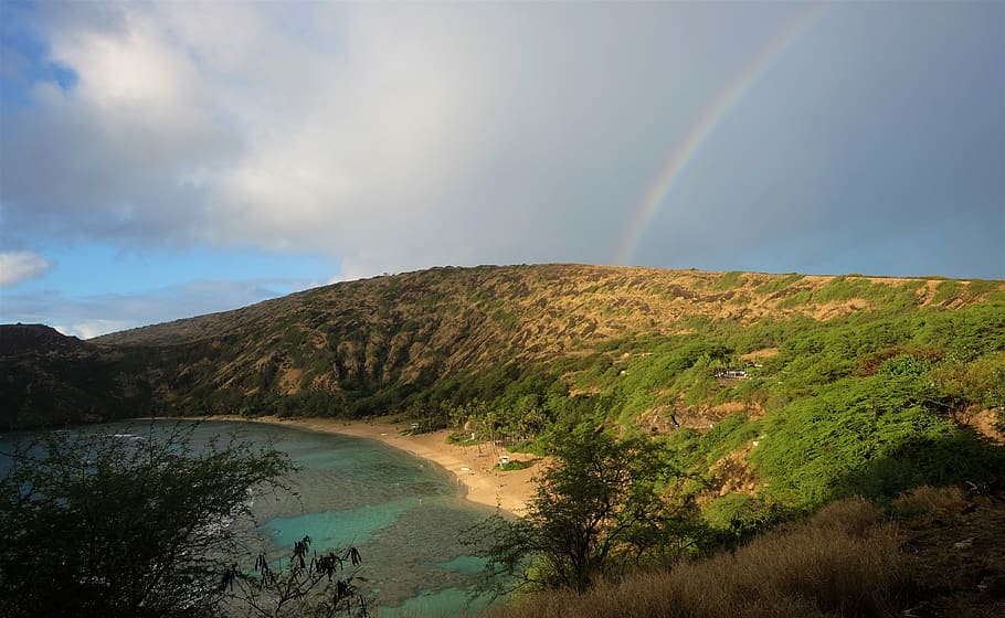 duha nad horou, Příroda, venku, voda, pobřeží, moře, oceán, přistát, oahu, hawaii, Spojené státy, duha, venkov, nebe, kopec, mys, hanauma bay, hawaii, krajina, scenérie, zátoka, scenics - příroda, krása v přírodě, klidné scény, klid, mrak - nebe, mimoměstské scény, hora, rostlina, idylický, dvojitá duha, životní prostředí, nikdo, dálkový, déšť, 4K