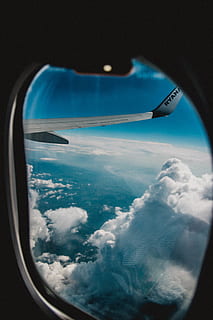 aèria, fotografia, ala dreta de l'avió, núvols, la llum del dia, paisatge, llum, lluna, moviment, gent, avió, planeta, reflexió, ryanair, ciència, tecnologia, sistema de transport, vehicle, aigua, temps, núvol - cel, vehicle aeri, cel, finestra, manera de transport, interior del vehicle, transport, vidre - material, volant, transparent, viatjar, vista aèria, a l'aire, cap gent, naturalesa, dia, ala dels avions, blau, a l'aire lliure, 5K, CC0, domini públic, lliure de regalies