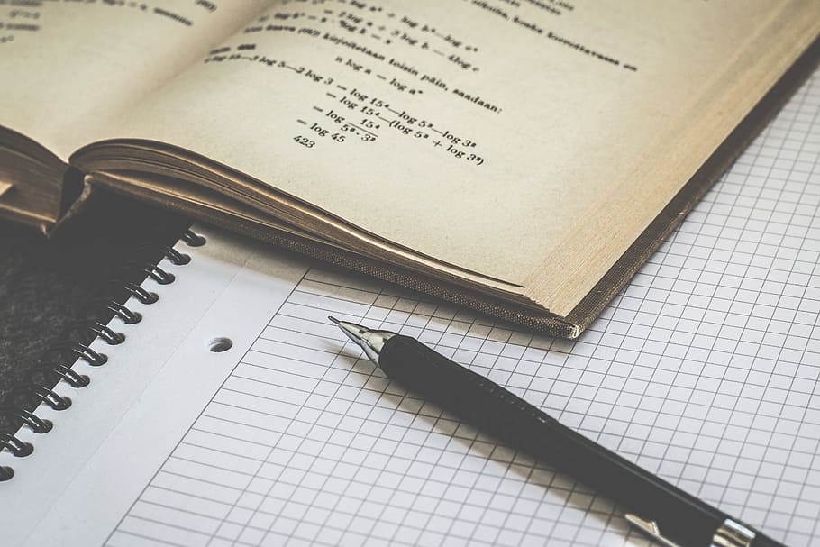 matemàtiques, equació, escola, aula, llibre de text, Bloc de notes, quadern, estudiant, llapis, aprenentatge, educació, paper gràfic, paper, llibre, publicació, bolígraf, pàgina, a l'interior, vista d’angle alt, natura morta, cap gent, taula, primer pla, quadern d’espiral, obert, comunicació, escriptura a mà, instrument d’escriptura, text, petit grup d'objectes, estudiar, 5K