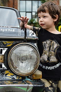 gutt, maskin, lys, posering, kid, 4 år, baby, transportere, maskineri, bil, underholdning, leketøy, spill, auto, gutter, barn, bøller, barndom, ekte folk, én person, menn, transportmiddel, hanner, livsstil, transport, dag, fritidsaktivitet, land kjøretøy, gestikulerer, ser, kommunikasjon, motorkjøretøy, utendørs, uskyld, 5K, CC0, offentlig domene, opphavsrett gratis