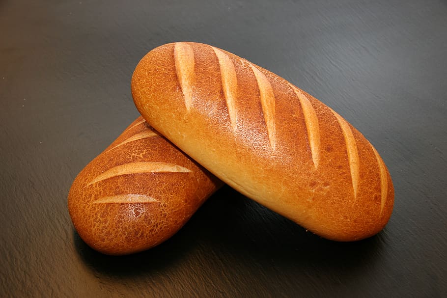 dos, marró, al forn, pans, taula, pa, pastes, primer pla, deliciós, menjar, saludable, nutrició, natura morta, saborós, brindis, menjar i beguda, alimentació saludable, frescor, benestar, a l'interior, color taronja, fruita, cap gent, tir de l'estudi, material de fusta, llesca de pa, senzillesa, llavor, tall, taronja, menjar francès, pa marró, 2K