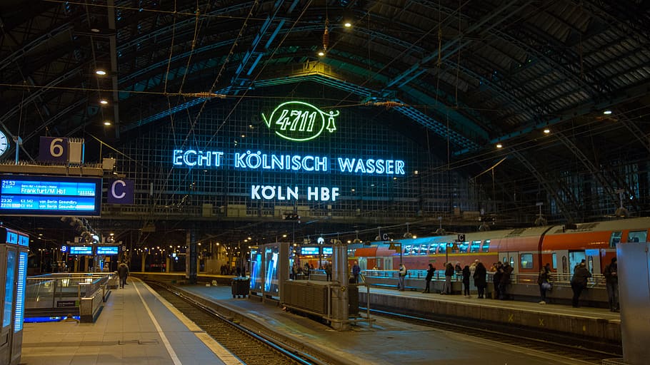 terminale, treno, stazione ferroviaria, veicolo, mezzi di trasporto, umano, persona, metropolitana, rotaia, rotaie, ferrovia, autobus, architettura, costruzione, illuminazione, persone, centro Congressi, negozio, edicola, attività ricreative, trasporto ferroviario, modo di trasporto, traccia, illuminato, trasporto pubblico, piattaforma della stazione ferroviaria, viaggio, struttura costruita, cartello, notte, treno - veicolo, comunicazione, testo, persone accessorie, segno di informazione, all'aperto, orologio, soffitto, in attesa, stazione, 5K