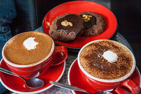 Due, rosso, ceramica, tazze, prima colazione, Marrone, caffeina, cioccolato, avvicinamento, caffè, tazza di caffè, bevanda al caffè, biscotti, crema, delizioso, bere, caffè espresso, schiuma, cibo, caldo, latte macchiato, porcellana, piattini, cucchiai, dolci, tavolo, cibo e bevande, caffè - bevanda, tazza, cibo dolce, dolce, al forno, bevanda calda, boccale, torta, vasellame, piattino, rinfresco, freschezza, in casa, nessuno, tentazione, 2K, CC0, dominio pubblico, privo di copyright