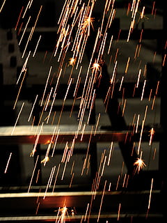 funkelnde Aussicht, draußen, Natur, Feuerwerk, Beleuchtung, Feuer, Licht, Nacht-, Wasser, Ornament, Funken, Schweißen, Muster, fraktal, Landschaft, Luftaufnahme, Ozean, Meer, Küste, beleuchtet, glühend, Bewegung, Langzeitbelichtung, Bewegungsunschärfe, keine Leute, Flachwinkelansicht, Feier, Vollbild, Veranstaltung, Nahansicht, Lichtanlage, Fokus auf den Vordergrund, Wunderkerze, 4K, CC0, gemeinfrei, lizenzfrei