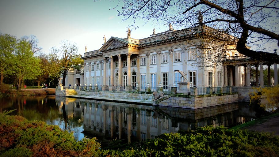 blanc, casa, al costat, calma, cos, aigua, Administració, arquitectura, edifici, castell, ciutat, la llum del dia, façana, jardí, govern, mansió, monument, museu, parc, estany, reflexió, escènic, tradicional, arbres, estructura construïda, exterior de l'edifici, arbre, planta, naturalesa, cel, llac, cap gent, dia, destinacions de viatge, història, columna arquitectònica, a l'aire lliure, el passat, 2K