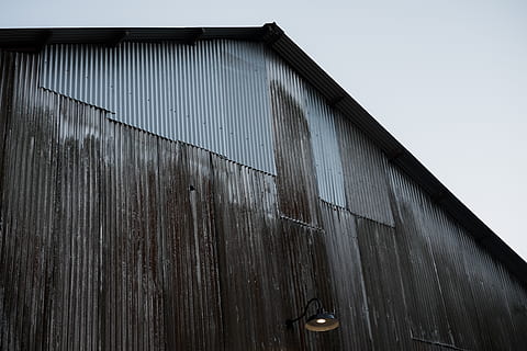 lade, belysning, lys, lampe, landdistrikterne, gård, arkitektur, bygget struktur, bygning udvendig, himmel, lav vinkel visning, skyfri himmel, murbygningsfunktion, ingen mennesker, natur, dag, væg, udendørs, træ - materiale, bygning, metal, mønster, bølgebryder, industri, gammel, omgivende væg, jern, bølgepap, garage, 4K, CC0, offentligt domæne, royaltyfrie