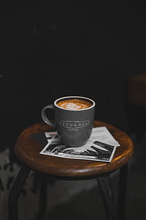schwarz, Kaffeebecher, abgelegt, Espresso Kaffee, Kaffee, Espresso, Schemel, dunkel, Becher, Tasse, Cafe, Espresso basiert, manuelles Brauen, Kaffeesüchtiger, Café, Latte Art, Single, djournal kaffee, Kaffee trinken, Getränk, Hitze - Temperatur, braun, Tabelle, Frühstück, Koffein, Cappuccino, Kaffeetasse, Morgen, schwarze Farbe, Nahansicht, Holz - Material, Hintergründe, Untertasse, Mokka, Kaffeepause, Latté, altmodisch, Retro-Stil, Restaurant, keine Leute, Bohne, 4K, CC0, gemeinfrei, lizenzfrei