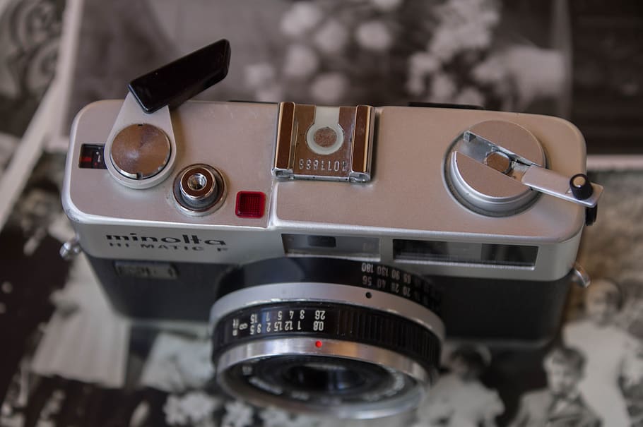 fotografering, kamera, sølv, shots, gamle billeder, teknologi, indendørs, retro stylet, fotografering temaer, tæt på, kamera - fotografisk udstyr, ingen mennesker, kunstkultur og underholdning, udstyr, selektiv fokusering, stilleben, Medierne, objektiv - optisk instrument, fokus på forgrunden, antik, musik, analog, fotografisk udstyr, studie, sølvfarvet, hjemme videokamera, 5K