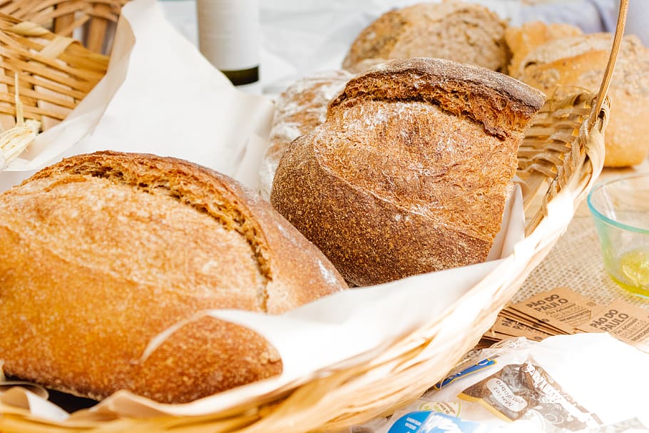 pa, col · locat, cistella, menjar i beguda, menjar, frescor, natura morta, primer pla, a l'interior, contenidor, taula, cap gent, vista d’angle alt, alimentació saludable, llest per menjar, benestar, al forn, indulgència, llesca de pa, elecció, vímet, bun, temptació, pa marró, 4K