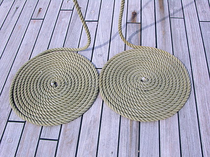 Due, il giro, Marrone, corde, sfocatura, avvicinamento, ponte, messa a fuoco, modello, tavola, corda, rustico, ombra, spirale, struttura, legna, di legno, tavole di legno, legno - materiale, nessuno, cappello, giorno, forma geometrica, vista dall'alto, capi di abbigliamento, passerella, natura morta, cappello di paglia, due oggetti, all'aperto, cerchio, di vimini, tavolo, forma, design, accessorio personale, 2K, CC0, dominio pubblico, privo di copyright