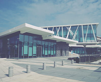 learning source center, bygning, arkitektur, Kongrescenter, lufthavn, terminal, by-, Lufthavns Terminal, by, downtown, kontorbygning, tårn, fodgænger, flyveplads, gangbro, sti, metropol, arena, amfiteater, bygget struktur, himmel, bygning udvendig, natur, dag, bro, bro - menneskeskabt struktur, ingen mennesker, sollys, forbindelse, sky - himmel, transportmidler, arkitektoniske kolonne, udendørs, moderne, rækværk, 4K, CC0, offentligt domæne, royaltyfrie