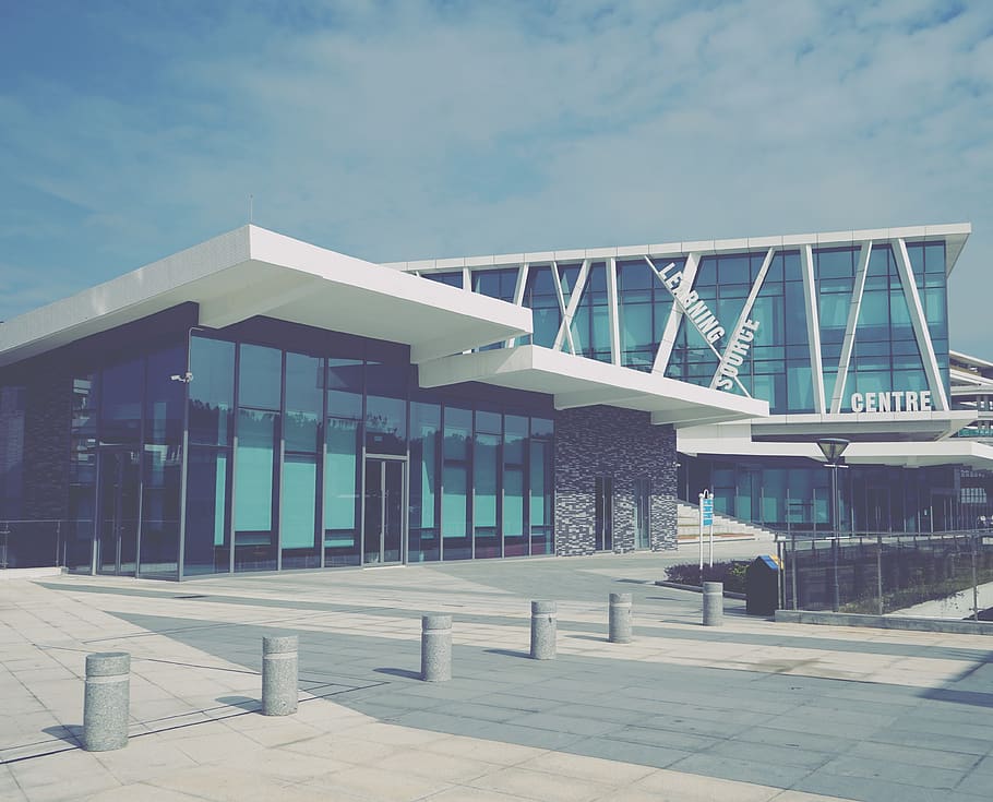 centro di apprendimento, costruzione, architettura, centro Congressi, aeroporto, terminale, urbano, terminal dell'aeroporto, città, cittadina, centro, edificio per uffici, Torre, pedone, campo di aviazione, passerella, sentiero, metropoli, arena, anfiteatro, struttura costruita, cielo, esterno dell'edificio, natura, giorno, ponte, ponte - struttura fatta dall'uomo, nessuno, luce del sole, connessione, nuvola - cielo, mezzi di trasporto, colonna architettonica, all'aperto, moderno, ringhiera, 4K