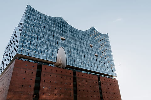 Brun, grå, malet, bygning, perspektiv, struktur, monument, vindue, by-, by, design, futuristisk, nutidige, mursten, glas, moderne, facade, milepæl, Speicherstadt, Tyskland, elbe, Elbphilharmonie, bygget struktur, arkitektur, bygning udvendig, lav vinkel visning, himmel, kontorbygning udvendig, teknologi, miljøbeskyttelse, vedvarende energi, solenergi, brændstof og elproduktion, alternativ energi, ingen mennesker, solpanel, kontor, miljø, natur, skyskraber, global kommunikation, Strømforsyning, 5K, CC0, offentligt domæne, royaltyfrie