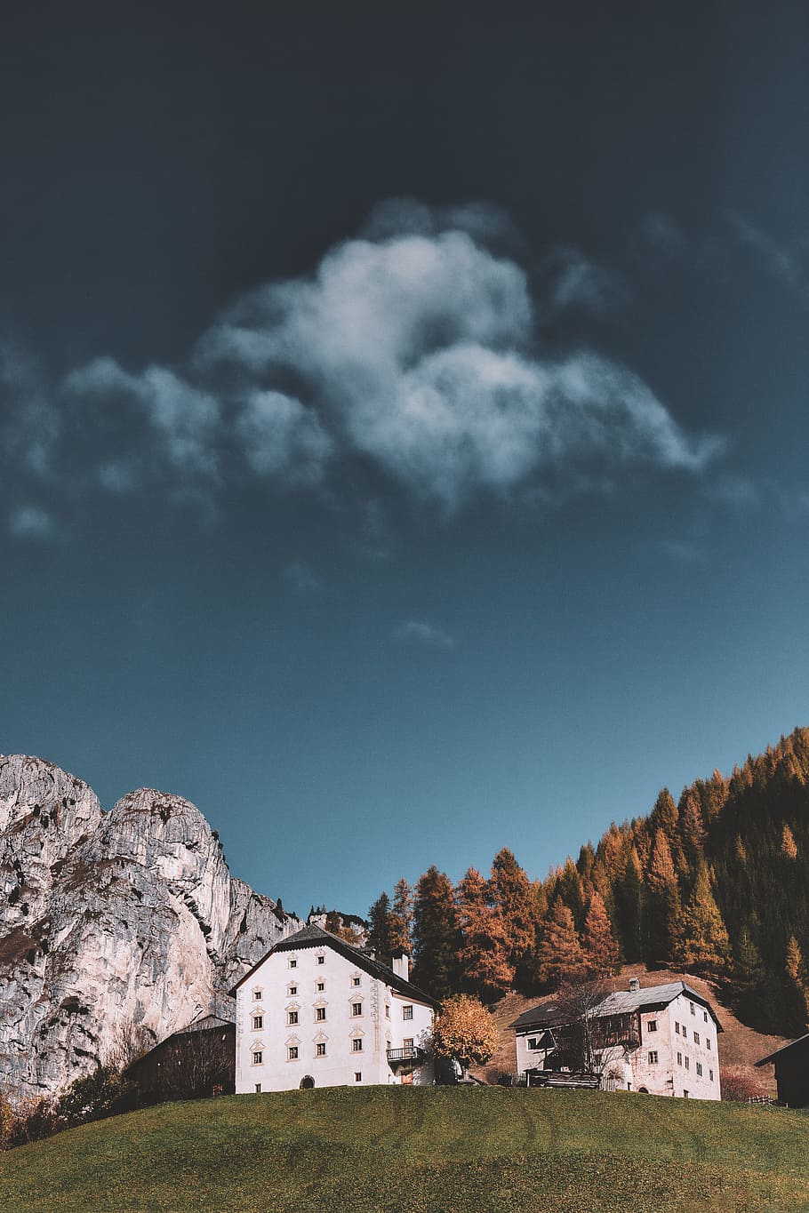 hvid, beton, husfotografering, bygning, Sky, himmel, arkitektur, bjerg, træ, Skov, udendørs, klint, Mark, grøn, sky - himmel, bygning udvendig, bygget struktur, hus, skønhed i naturen, ingen mennesker, plante, scenics - natur, natur, jord, boligområde, ikke-urbane scene, græs, rolig scene, sommerhus, 5K