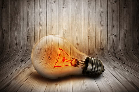 filamento, leve, bulbo, objeto, brilhando, madeira - material, dentro de casa, lâmpada, mesa, madeira, único objeto, ninguém, ainda vida, quebrado, pavimento, equipamento de iluminação, fechar-se, vidro - material, recipiente, comida e bebida, garrafa, velho, estragado, grão de madeira, quebra, 1080P, CC0, domínio público, royalty free