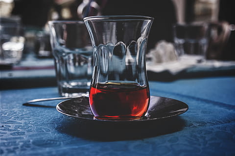 cerrar, foto, vaso, bebida, beber, Vasos, comida y bebida, mesa, centrarse en primer plano, refresco, de cerca, material de vidrio, equipo doméstico, adentro, transparente, naturaleza muerta, bebida caliente, nadie, té, comida, té - bebida caliente, cuchara, alcohol, vino tinto, vajilla, bandeja, 5K, CC0, dominio público, libre de derechos