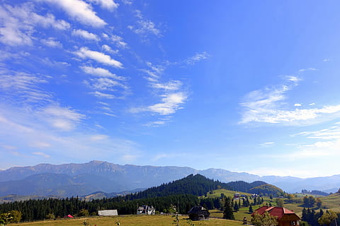 landskab, horisont, bjerg, Sky, himmel, Mark, eng, sollys, bakke, dal, bjergkæde, panorama, almindeligt, Alperne, græsarealer, plateau, økosystem, landdistrikt, bjergrige landformer, sky - himmel, miljø, scenics - natur, skønhed i naturen, natur, bygning, blå, arkitektur, ingen mennesker, bygget struktur, jord, bygning udvendig, plante, landlige scene, hus, udendørs, bjergtop, 5K, CC0, offentligt domæne, royaltyfrie