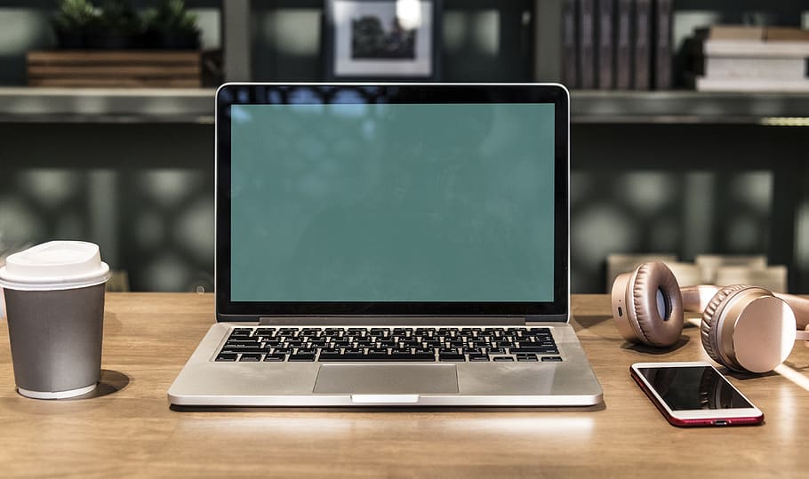 blank, computer, forbindelse, kopiere plads, design rum, Skærm, innovation, internet, bærbar, livsstil, melodi, mockup, overvåge, musik, musikalsk, netværk, notesbog, afspilningsliste, transportabel, sang, lyd, studie, teknologi, trådløs teknologi, bord, meddelelse, indendørs, ingen mennesker, forretning, skrivebord, computerudstyr, enhed skærmen, træ - materiale, mad og drikke, kaffe - drikke, kop, møbel, tastatur, global kommunikation, 4K