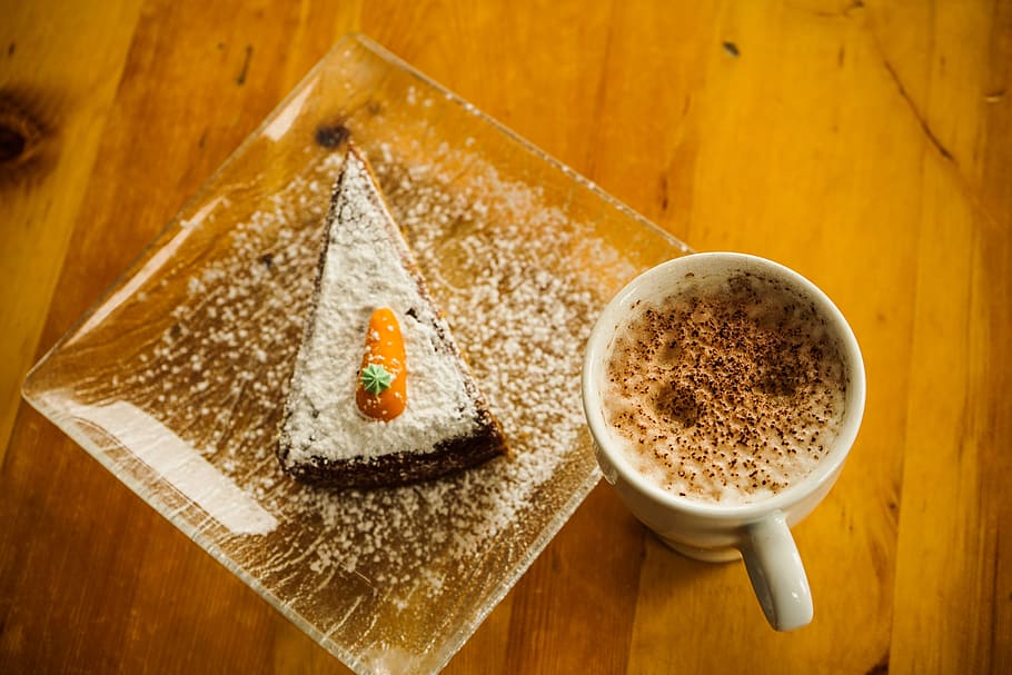 hvid, keramisk, kop, dessert, drik, cafe, koffein, kage, gulerodskage, kaffe, kop kaffe, mad, krus, bagværk, søde sager, mad og drikke, træ - materiale, drikke, bord, indendørs, friskhed, kaffe - drikke, høj vinkel visning, forfriskning, ingen mennesker, stilleben, direkte over, brød, kaffekop, sødt mad, klar til at spise, fristelse, trækorn, porcelæn, 5K