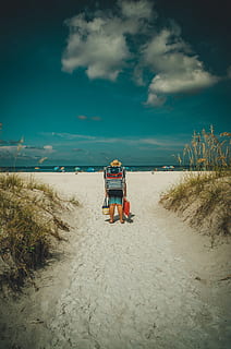 mand, sort, top, hvid, sand, bagfra, strand, bære, skyer, dagslys, græs, landskab, fritid, ocean, udendørs, person, rekreation, hav, sommer, sommer vibes, rejse, ferie, vand, sky - himmel, himmel, jord, natur, skønhed i naturen, rigtige mennesker, dag, scenics - natur, en person, retning, livsstil, ikke-urbane scene, vejen frem, gå, 4K, CC0, offentligt domæne, royaltyfrie