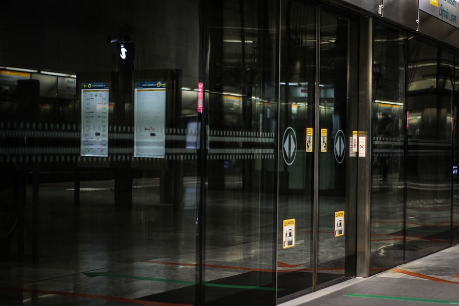 porta completa, porta, il·luminació, ascensor, reflexions, vidre, transport, metro, llums, estació, edifici, urbà, vehicle, tren, edifici d'oficines, ciutat, aeroport, arquitectura, porta plegable, il·luminat, vidre - material, reflexió, transparent, cap gent, manera de transport, a l'interior, nit, finestra, transport públic, sòls, viatjar, estació de ferrocarril, transport per ferrocarril, estructura construïda, modern, 5K