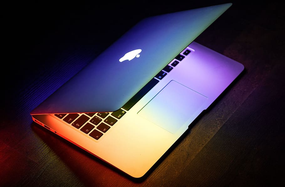 bærbar, æble, macbook, computer, browser, forskning, undersøgelse, skole, forretning, arbejde, teknologi, meddelelse, trådløs teknologi, forbindelse, indendørs, computerudstyr, ingen mennesker, tæt på, høj vinkel visning, studio skud, mørk, mørkt rum, computerskærm, stilleben, bærbar informationsenhed, glødende, internet, computer tastatur, 5K