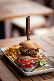 mini burger, farfurie, vită, fundal neclar, pâine, a închide, delicios, alimente, cartofi prăjiți, Hamburg, cuţit, masă, carne, masa, gustos, vegetal, masa de lemn, yummy, mancare si bautura, fast food, mâncări nesănătoase, gata să mănânce, sandwich, prospeţime, Burger, lemn - material, hamburger, să se concentreze asupra primelor elemente, natură moartă, în interior, nici o persoana, chiflă, tavă, gustare, fast food cartofi prajiti, 5K, CC0, domeniu public, fără drepturi de autor