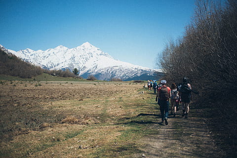 oameni, mers, traseu, nori, lumina zilei, mediu inconjurator, iarbă, excursioniști, peisaj, Munte, varf de munte, natură, agrement, pitoresc, zăpadă, turism, copaci, iarnă, grup de oameni, Activitatea de agrement, cer, activitate, drumeții, oameni adevărați, vedere din spate, plantă, zi, aventură, frumusețe în natură, scenice - natura, stiluri de viață, bărbați, rucsac, de munte, în aer liber, 5K, CC0, domeniu public, fără drepturi de autor