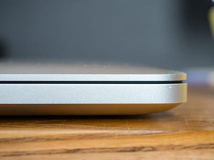macbook, ordenador portátil, computadora, tecnología, oficina, escritorio, negocio, adentro, de cerca, solo objeto, nadie, mesa, enfoque selectivo, material de madera, cultura de las artes y entretenimiento, día, gris, movimiento, conexión, comunicación, naturaleza muerta, foto de estudio, brillante, tecnología inalámbrica, apilar, cable USB, superación personal, 4K, CC0, dominio público, libre de derechos