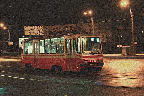 autobus rosso, sfocatura, autobus, città, centro, crepuscolo, sera, luce, notte, vecchio, marciapiede, persone, trasporto pubblico, ferrovia, strada, Russia, traffico, tram, tranvia, sistema di trasporto, viaggio, urbano, veicolo, Vintage ▾, mezzi di trasporto, modo di trasporto, illuminato, veicolo terrestre, architettura, funivia, lampione, esterno dell'edificio, struttura costruita, persone accessorie, trasporto ferroviario, traccia, all'aperto, attrezzatura per l'illuminazione, nevicando, 5K, CC0, dominio pubblico, privo di copyright