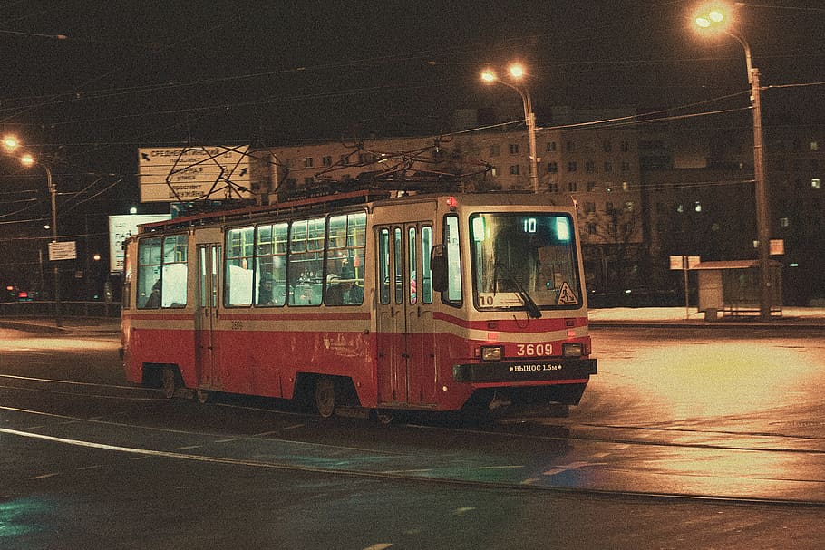 bus vermell, borrós, autobús, ciutat, centre de la ciutat, vespre, tarda, llum, nit, vell, paviment, gent, transport públic, ferrocarril, carretera, Rússia, carrer, trànsit, tramvia, sistema de transport, viatjar, urbà, vehicle, vintage, transport, manera de transport, il·luminat, vehicle terrestre, arquitectura, telefèric, llum del carrer, exterior de l'edifici, estructura construïda, persones incidentals, transport per ferrocarril, pista, a l'aire lliure, equips d’il·luminació, nevar, 5K