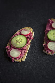 roer, rødbede, brød, bolle, ciabatta, creme, agurk, cuke, lækker, kost, dip, fastfood, mad, frisk, haven radise, gourmet, grøn, hamburger, sundhed, mad og drikke, friskhed, sund kost, frugt, velvære, skive, stilleben, ingen mennesker, tværsnit, indendørs, frø, halveret, avocado, tæt på, bord, høj vinkel visning, studio skud, klar til at spise, sort baggrund, fristelse, 5K, CC0, offentligt domæne, royaltyfrie