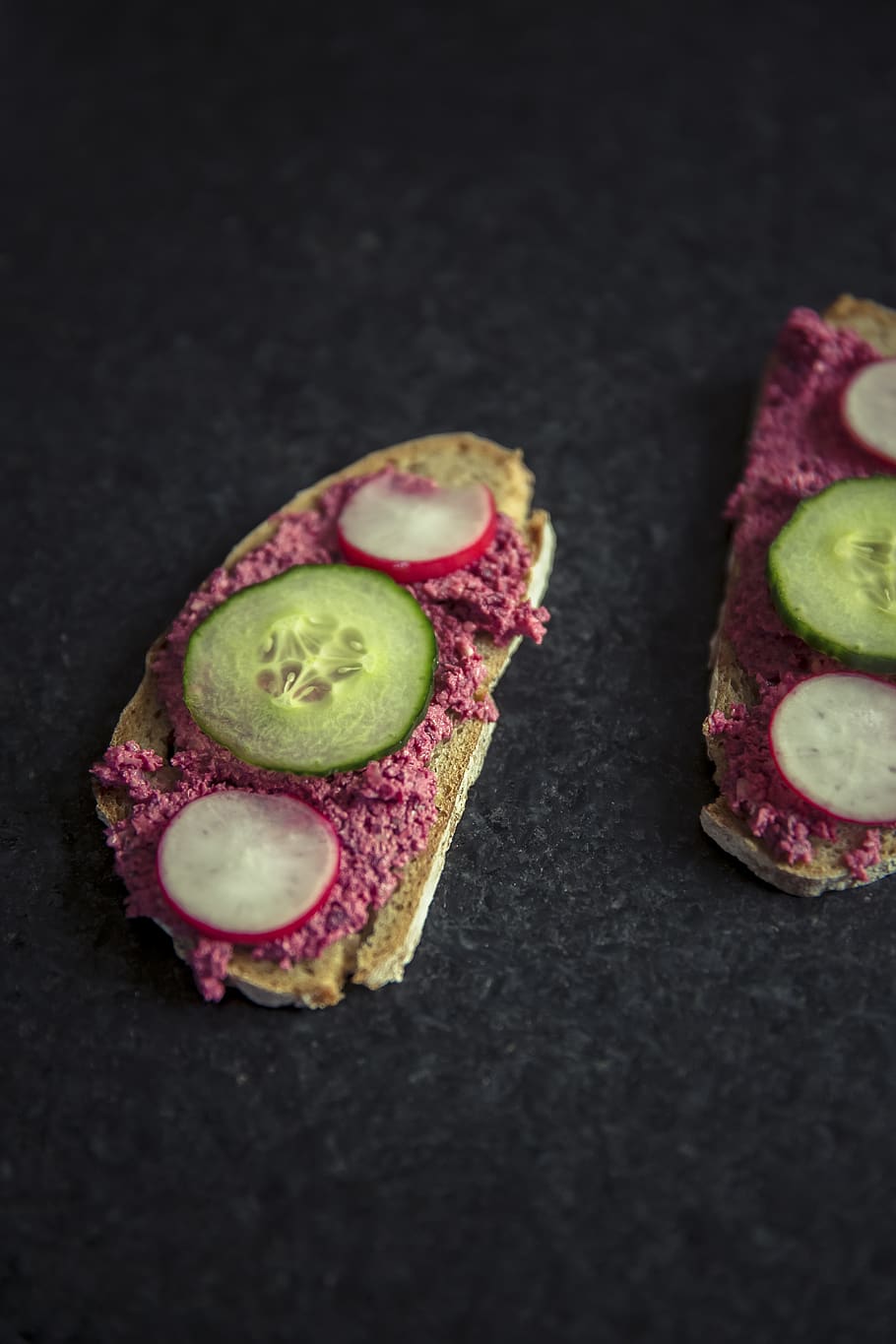remolatxa, pa, bun, ciabatta, crema, cogombre, cuke, deliciós, dieta, immersió, menjar ràpid, menjar, fresc, rave de jardí, gourmet, verd, hamburguesa, salut, menjar i beguda, frescor, alimentació saludable, fruita, benestar, tall, natura morta, cap gent, secció transversal, a l'interior, llavor, reduït a la meitat, alvocat, primer pla, taula, vista d’angle alt, tir de l'estudi, llest per menjar, fons negre, temptació, 5K