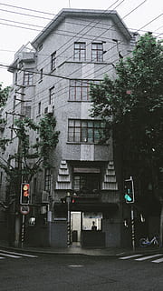 edifici pintat de gris, urbà, edifici, de gran alçada, ciutat, asfalt, carretera, bicicleta, vehicle, transport, edifici d'apartaments, persona, vianants, humà, decoració de la llar, arbre, planta, Camí, exterior de l'edifici, arquitectura, estructura construïda, barri residencial, carrer, signe, dia, cap gent, manera de transport, comunicació, naturalesa, a l'aire lliure, casa, automòbil, 5K, CC0, domini públic, lliure de regalies