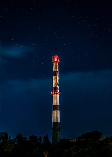 ruskea majakka, luonto, ulkona, yö-, torni, tila, maailmankaikkeus, ulkoavaruus, tähtitiede, tähtitaivas, rakennus, arkkitehtuuri, taivas, tähdet, darksky, leimahtaa, valo, majakka, kuu, pitkä - korkea, rakennettu rakenne, rakennuksen ulkoa, matala kulma, ei ihmisiä, tekniikka, viestintä, tähti - tila, puu, kasvi, maailmanlaajuinen viestintä, 4K, CC0, public domain, rojaltivapaa