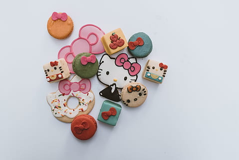 sortiert, Hallo, Miezekatzegebäck, Plätzchen, Lebensmittel, Dessert, Zubehör, Ornament, Schmuck, Brosche, Pittsburgh, Vereinigte Staaten, Keks, Lebkuchen, streuen, Glasur, Hallo Kitty, Konfekt, Creme, Sahne, Kuchen, gestylt, Stillleben, drinnen, weißer Hintergrund, High Angle View, mehrfarbig, große gruppe von gegenständen, Variation, keine Leute, Studioaufnahme, Wahl, Nahansicht, Essen und Trinken, Herzform, Süßes Essen, Kreativität, Text, Frische, ausgeschnitten, direkt darüber, 5K, CC0, gemeinfrei, lizenzfrei