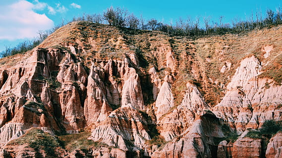 formació de roca marró, a l'aire lliure, naturalesa, muntanya, vall, canyon, paisatge, penya-segat, senderisme, turó, referència, rapa rosie, explorant, turons, àrea protegida, argila, terra, mesa, desert, panoràmica, rock, rock - object, sòlid, formació de roca, escenics - natura, escena no urbana, bellesa a la natura, cel, geologia, escena tranquil·la, tranquil·litat, dia, geografia física, viatjar, medi ambient, destinacions de viatge, cap gent, erosionat, formació, clima àrid, clima, 5K, CC0, domini públic, lliure de regalies