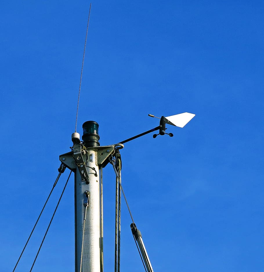 pal d’utilitat, fanal, antena, dispositiu elèctric, cable, silueta, mobles, línies elèctriques, torre de transmissió elèctrica, arnès, parèntesi, a l'aire lliure, cel, cel blau, naturalesa, animal, gavina, ocell, triangle, aus aquàtiques, vista d’angle baix, blau, tecnologia, electricitat, cel clar, metall, equips d’il·luminació, generació de combustible i energia, connexió, indústria, cap gent, dia, còpia espai, pol, comunicació, Font d'alimentació, 2K