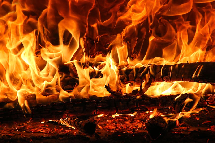 foc, flama, cremar, calenta, brillar, obrir foc, foguera, calor, fum, càlid, humor, destrucció, fusta, atmosfera, forn, estufa de llenya, enfornar, cremant, foc - fenomen natural, calor - temperatura, naturalesa, cap gent, moviment, material de fusta, brillant, registre, primer pla, color taronja, nit, comunicació, llenya, groc, a l'aire lliure, infern, 5K