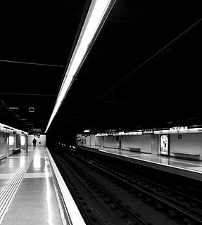 undergrundsbane, transportmidler, jernbanetransport, offentlig transport, jernbanestation, jernbanestation platform, transportform, arkitektur, spore, belyst, jernbanespor, bygget struktur, tog, nat, rejse, ingen mennesker, indendørs, vejen frem, bevægelse, tog - køretøj, retning, loft, station, platform, lang, 2K, CC0, offentligt domæne, royaltyfrie