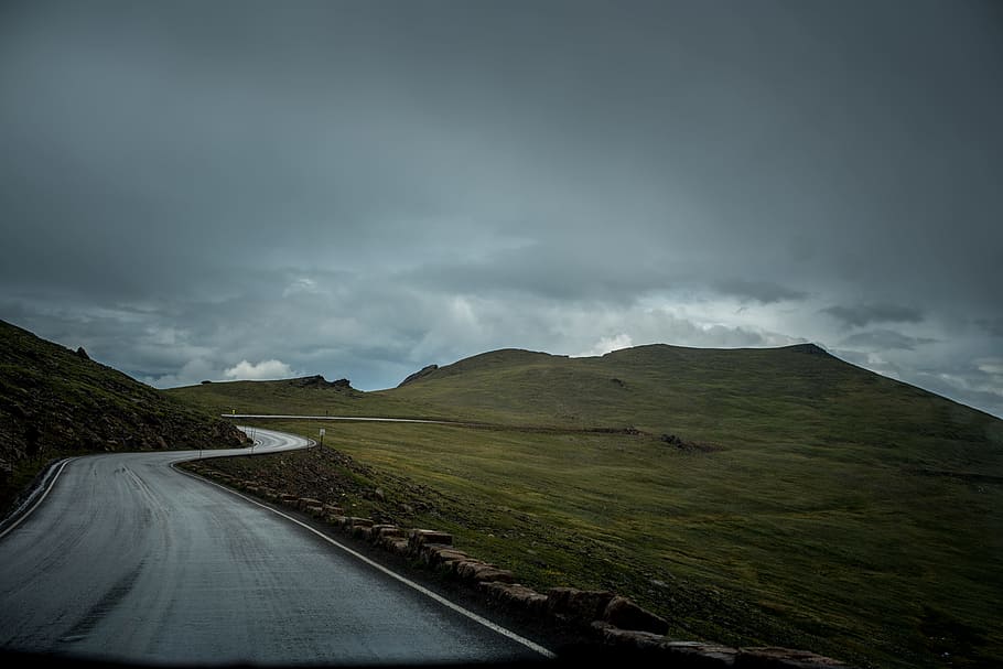 foto, grigio, calcestruzzo, strada, verde, montagna, campo d'erba, nuvoloso, cielo, collina, nube, erba, asfalto, itinerario, piegare, marcatore, brullo, natura selvaggia, vuoto, paesaggio, Parco Nazionale, Colorado, viaggio, viaggio su strada, rotolamento, natura, all'aperto, Paesaggi, nuvola - cielo, nessuno, estate, colore verde, scena rurale, prato, bellezza nella natura, Islanda, Cloudscape, Europa, autostrada, scena non urbana, 5K