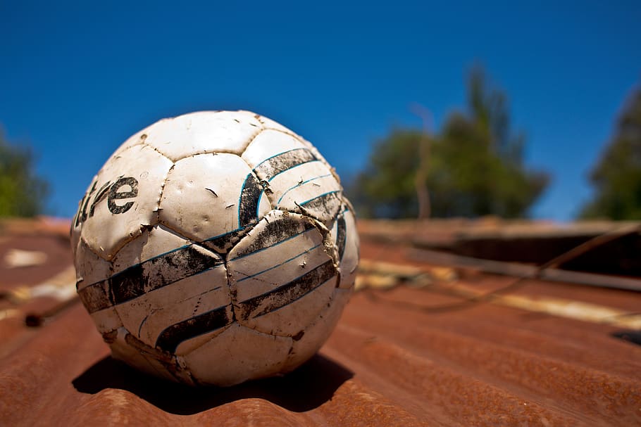 balon, tavan, copac, vară, orizont, rural, verde, pădure, zinc, însorit, galvanizat, minge, sportiv, cer, să se concentreze asupra primelor elemente, natură, a închide, echipament sportiv, nici o persoana, minge de fotbal, sportul de echipă, lumina soarelui, fotbal, zi, cer senin, în aer liber, vechi, albastru, deteriorat, sferă, model, 5K