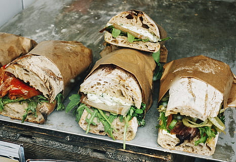 padaria, pão, café da manhã, coque, o negócio, café, cantina, comércio, comercial, delicioso, dieta, o jantar, comida rápida, alimentação, Comida, à venda, fresco, verde, saúde, saudável, almoço, refeição, nutrição, orgânico, pastelaria, comida e bebida, sanduíche, vegetal, ainda vida, frescura, Alimentação saudável, pronto para comer, dentro de casa, ninguém, bem-estar, fechar-se, visão de alto ângulo, mesa, porção, carne, bandeja, lanche, 4K, CC0, domínio público, royalty free