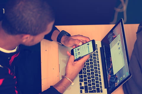 Kamera, Telefon, Modell-, Charting, beschäftigt, Technologie, halten, kabellose Technologie, echte Menschen, Kommunikation, Männer, eine Person, Smartphone, Fotografie-Themen, tragbares Informationsgerät, Bildschirm, Verbindung, Gerätebildschirm, Kind, Freizeitbeschäftigung, drinnen, Kindheit, Jungs, Mobiltelefon, 5K, CC0, gemeinfrei, lizenzfrei